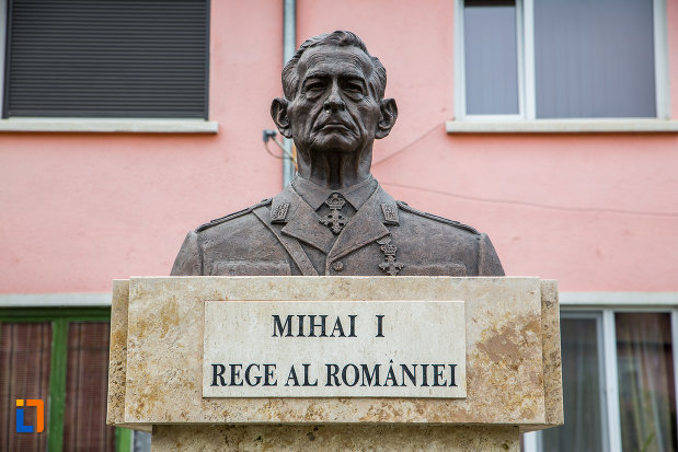 prim-plan-cu-bustul-lui-mihai-i-rege-al-romaniei-din-copsa-mica-judetul-sibiu.jpg