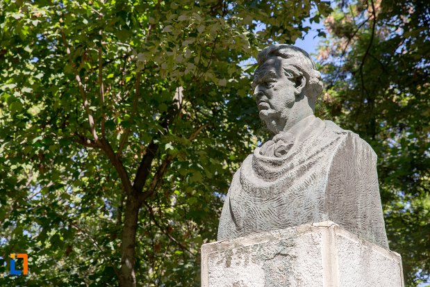 prim-plan-cu-bustul-lui-mihail-sadoveanu-din-braila-judetul-braila.jpg
