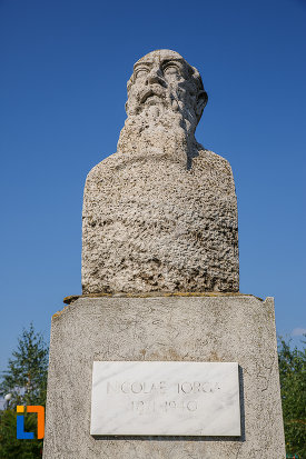 prim-plan-cu-bustul-lui-nicolae-iorga-din-centrul-localitatii-valenii-de-munte-judetul-prahova.jpg