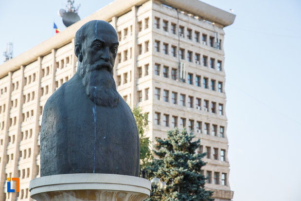 prim-plan-cu-bustul-lui-nicolae-iorga-din-ploiesti-judetul-prahova.jpg