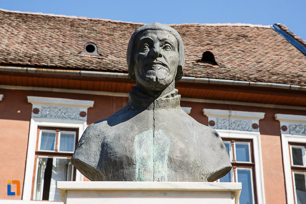 prim-plan-cu-bustul-lui-nicolaus-olahus-din-orastie-judetul-hunedoara.jpg