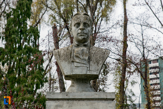 prim-plan-cu-bustul-lui-octavian-goga-din-parcul-central-cluj-napoca-judetul-cluj.jpg