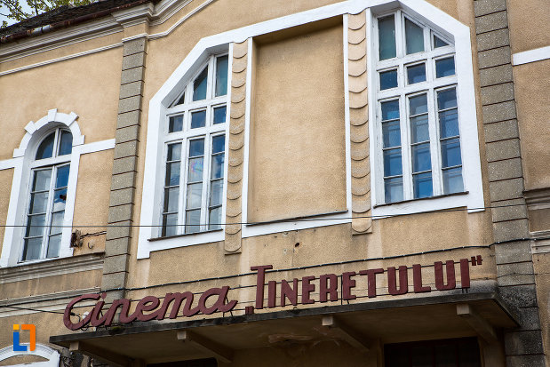 prim-plan-cu-cinematograful-tineretului-din-caransebes-judetul-caras-severin.jpg