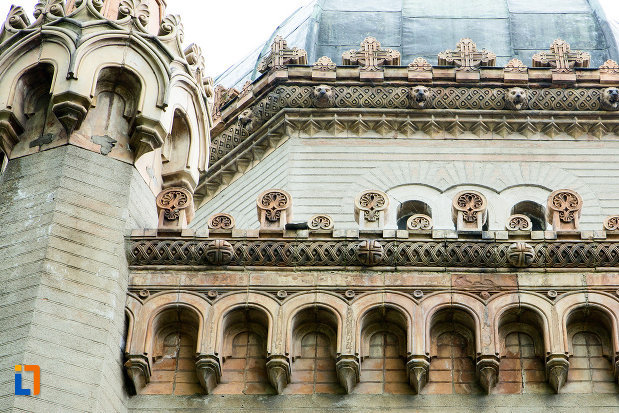 prim-plan-cu-detalii-de-la-mausoleul-familiei-filisanu-din-filiasi-judetul-dolj.jpg