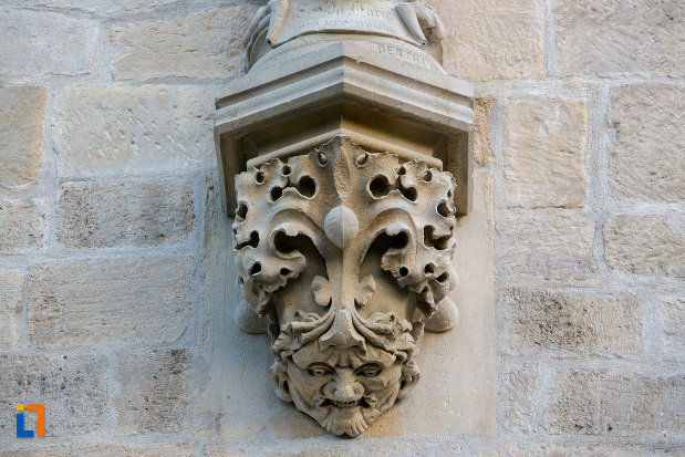 prim-plan-cu-detaliu-de-pe-biserica-romano-catolica-calvaria-din-cluj-napoca-judetul-cluj.jpg