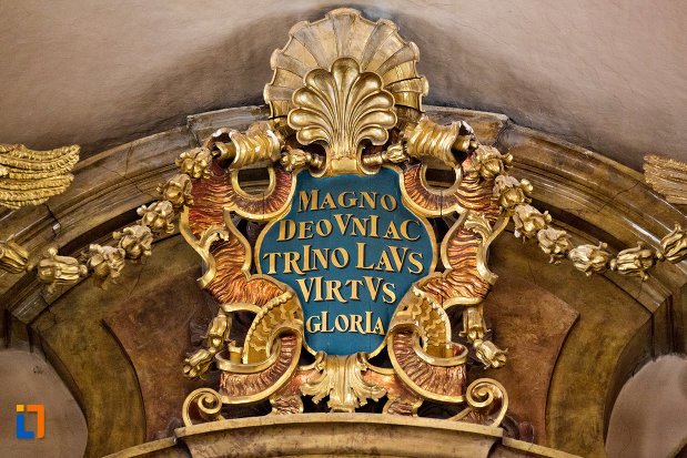 prim-plan-cu-detaliu-din-biserica-romana-catolica-sfanta-treime-din-cluj-napoca-judetul-cluj.jpg