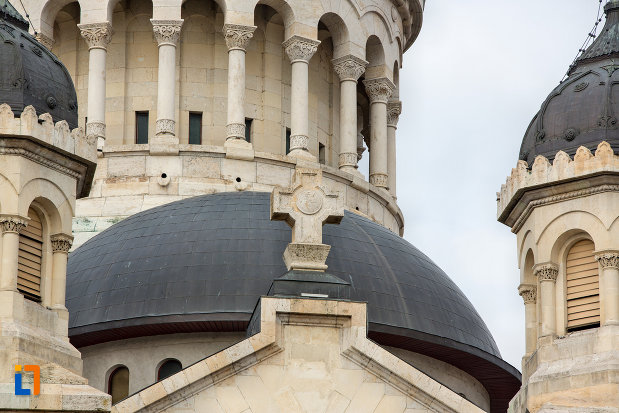 prim-plan-cu-domul-de-pe-catedrala-ortodoxa-a-vadului-feleacului-si-clujului-din-cluj-napoca-judetul-cluj.jpg