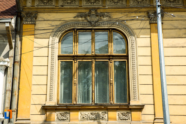 prim-plan-cu-fereastra-de-la-casa-popescu-grigore-din-drobeta-turnu-severin-judetul-mehedinti.jpg