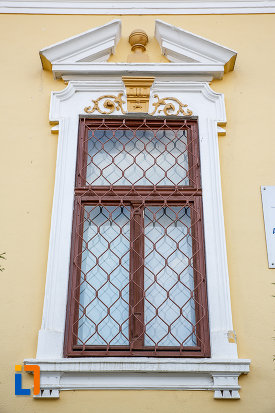 prim-plan-cu-fereastra-de-la-muzeul-parohial-din-saliste-judetul-sibiu-monument-de-arhitectura.jpg