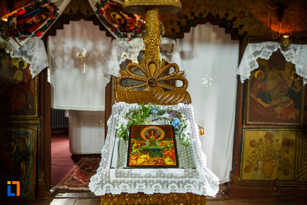 prim-plan-cu-iconostas-din-biserica-de-lemn-sf-pantelimon-din-baile-olanesti-judetul-valcea.jpg