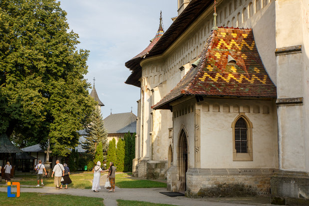 prim-plan-cu-intrarea-in-biserica-sf-gheorghe-1522-din-suceava-judetul-suceava.jpg