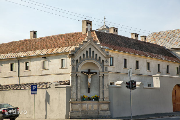 prim-plan-cu-manastirea-capucinilor-din-oradea-judetul-bihor.jpg