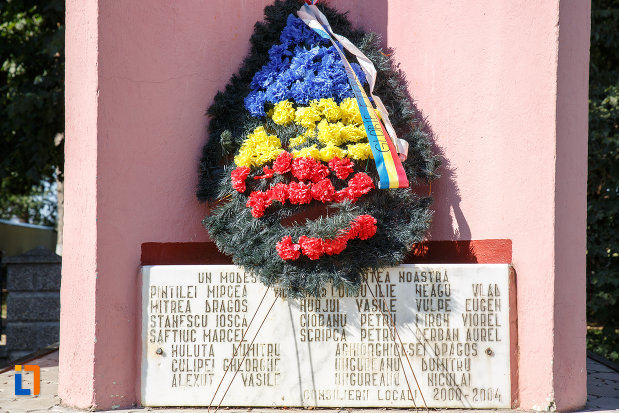prim-plan-cu-monument-eroilor-din-salcea-judetul-suceava.jpg