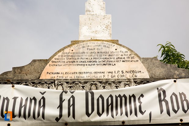 prim-plan-cu-monument-inchinat-tragediei-din-anul-1930-din-costesti-judetul-arges.jpg