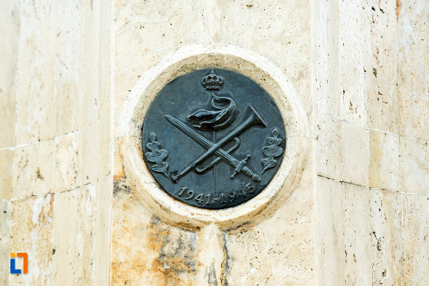 prim-plan-cu-monumentul-eroilor-din-cel-de-al-doilea-razboi-mondial-din-bailesti-judetul-dolj.jpg