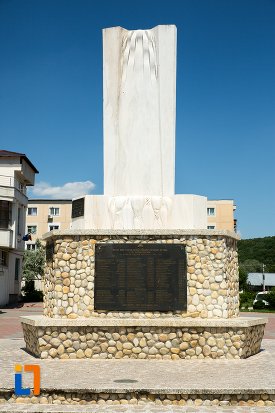 prim-plan-cu-monumentul-eroilor-din-topoloveni-judetul-arges.jpg