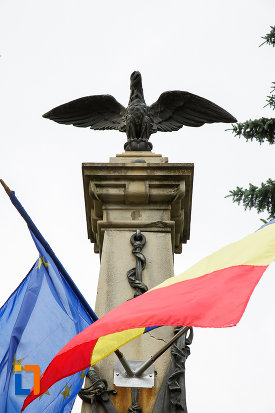 prim-plan-cu-monumentul-eroilor-razboiului-de-independenta-din-azuga-judetul-prahova.jpg