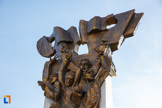 prim-plan-cu-monumentul-revolutionarilor-din-orastie-judetul-hunedoara.jpg
