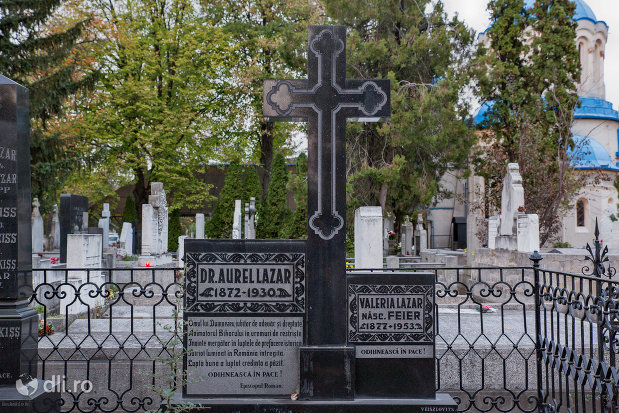 prim-plan-cu-mormantul-doctorului-aurel-lazar-din-oradea-judetul-bihor.jpg