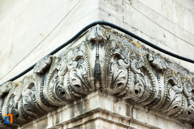 prim-plan-cu-motive-decorative-de-pe-palatul-de-justitie-azi-rectoratul-universitatii-dunarea-de-jos-din-galati-judetul-galati.jpg