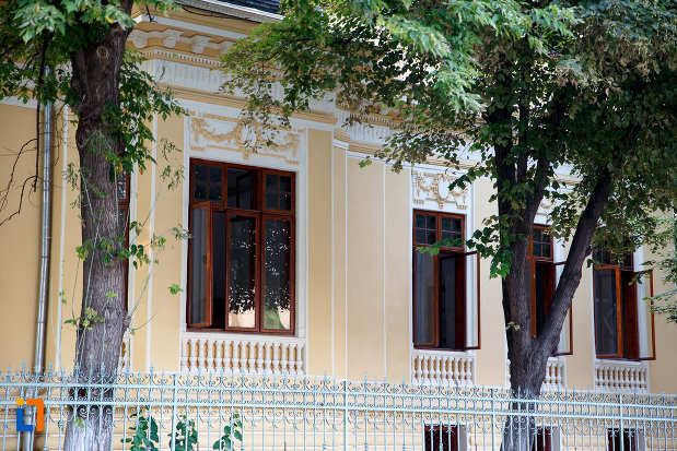 prim-plan-cu-muzeul-municipal-de-arte-din-turnu-magurele-judetul-teleorman.jpg