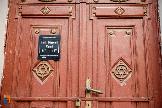 prim-plan-cu-orarul-de-la-templul-evreiesc-1879-din-radauti-judetul-suceava.jpg