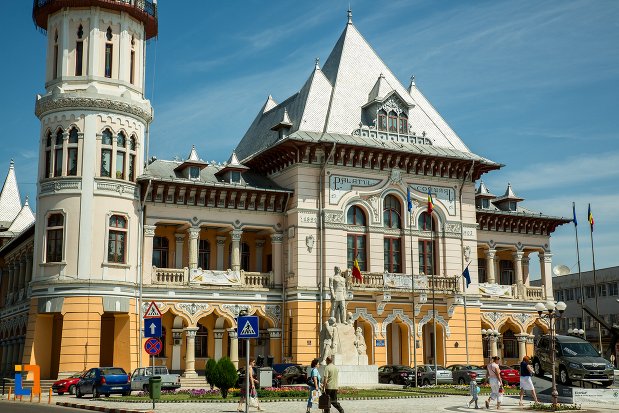 prim-plan-cu-palatul-comunal-din-buzau-judetul-buzau.jpg
