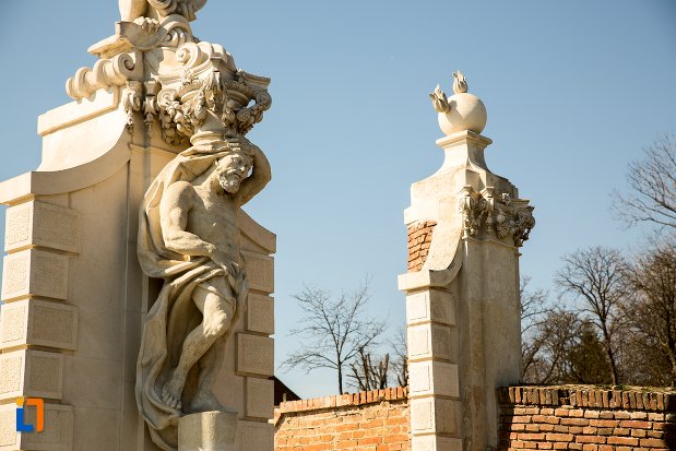 prim-plan-cu-poarta-a-ii-a-a-cetatii-din-alba-iulia-judetul-alba.jpg