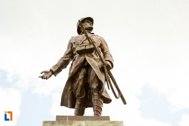 prim-plan-cu-soldatul-de-pe-monumentul-eroilor-din-calafat-judetul-dolj.jpg