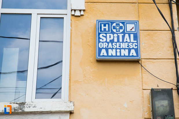 prim-plan-cu-spitalul-orasenesc-azi-casa-de-batrani-din-anina-judetul-caras-severin.jpg