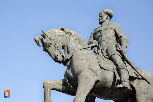 prim-plan-cu-statuia-ecvestra-a-lui-mihai-viteazul-din-cluj-napoca-judetul-cluj.jpg