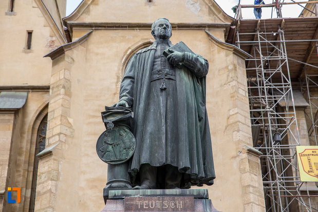 prim-plan-cu-statuia-episcopului-georg-daniel-teutsch-1899-din-sibiu-judetul-sibiu.jpg