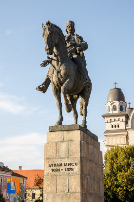 prim-plan-cu-statuia-lui-avram-iancu-din-targu-mures-judetul-mures.jpg