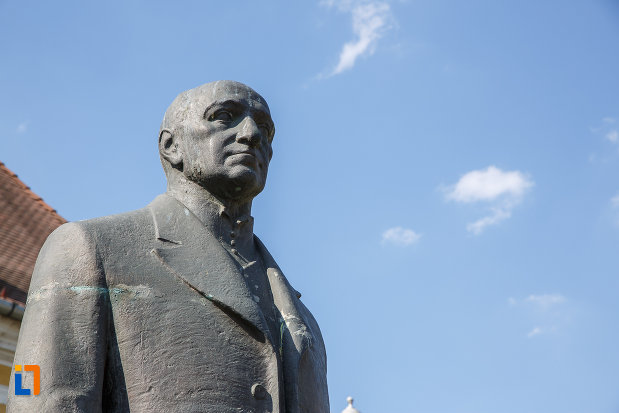 prim-plan-cu-statuia-lui-bernady-gyorgy-din-targu-mures-judetul-mures.jpg