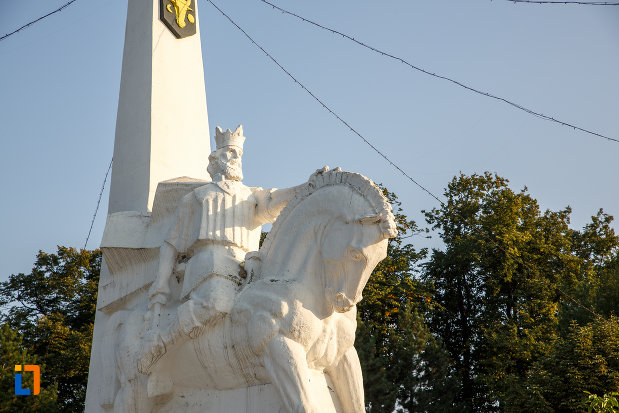 prim-plan-cu-statuia-lui-bogdan-voda-din-radauti-judetul-suceava.jpg