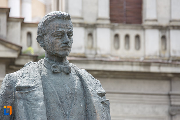 prim-plan-cu-statuia-lui-emil-a-dandea-din-targu-mures-judetul-mures.jpg