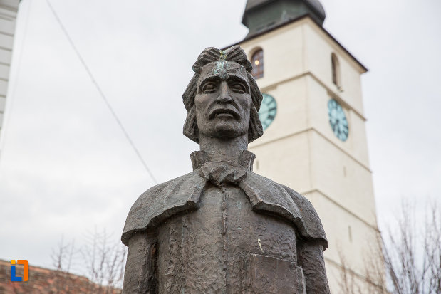 prim-plan-cu-statuia-lui-gheorghe-lazar-din-sibiu-judetul-sibiu.jpg