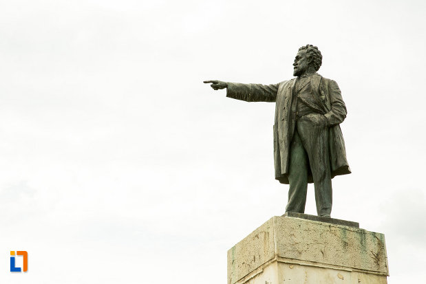 prim-plan-cu-statuia-lui-i-c-bratianu-din-galati-judetul-galati.jpg