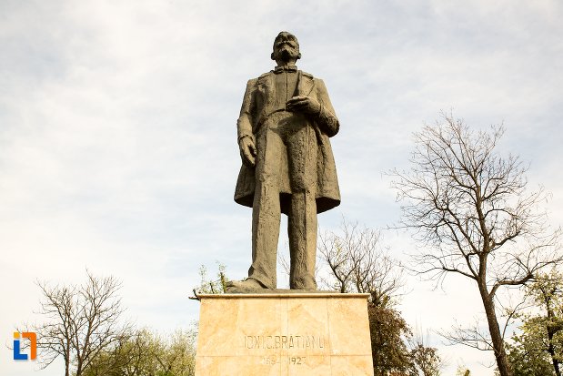 prim-plan-cu-statuia-lui-ion-icbratianu-din-alba-iulia-judetul-alba.jpg
