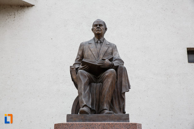 prim-plan-cu-statuia-lui-iosif-constantin-dragan-din-lugoj-judetul-timis.jpg