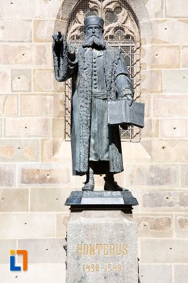 prim-plan-cu-statuia-lui-johannes-honterus-din-brasov-judetul-brasov.jpg
