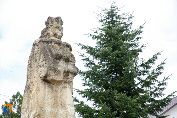 prim-plan-cu-statuia-lui-margareta-musat-din-siret-judetul-suceava.jpg