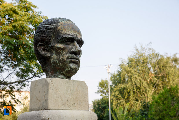prim-plan-cu-statuia-lui-marin-preda-din-rosiorii-de-vede-judetul-teleorman.jpg