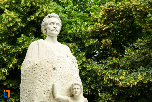 prim-plan-cu-statuia-lui-mihai-eminescu-din-galati-judetul-galati.jpg