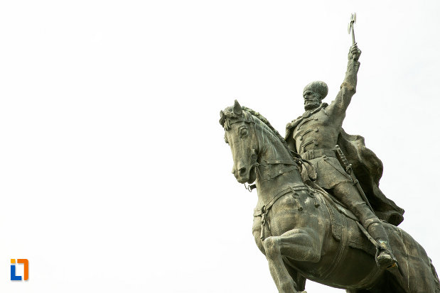 prim-plan-cu-statuia-lui-mihai-viteazu-din-craiova-judetul-dolj.jpg