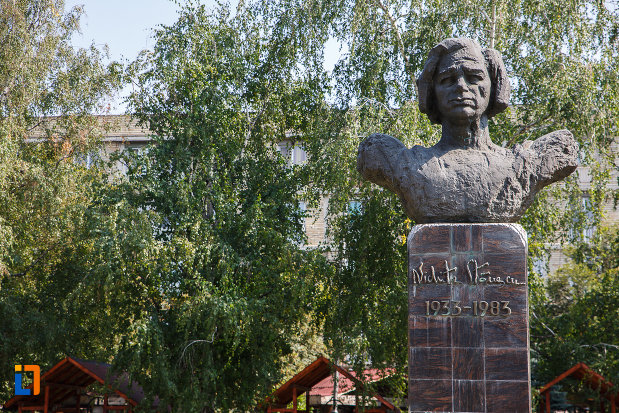 prim-plan-cu-statuia-lui-nichita-stanescu-din-ploiesti-judetul-prahova.jpg