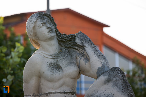 prim-plan-cu-statuia-poezia-din-eforie-sud-judetul-constanta.jpg