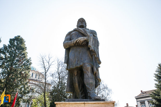 prim-plan-cu-statuia-regelui-burebista-din-orastie.jpg