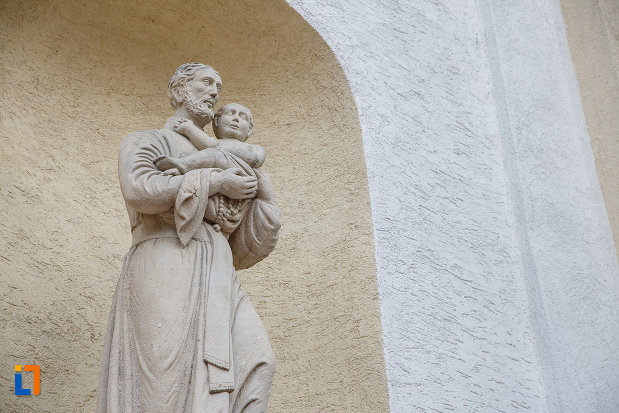 prim-plan-cu-statuie-de-la-biserica-romano-catolica-sf-ioan-nepomuc-din-suceava-judetul-suceava.jpg