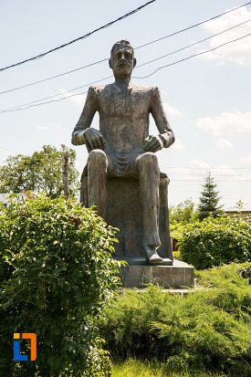 prim-plan-cu-statuie-din-orasul-topoloveni-judetul-arges.jpg